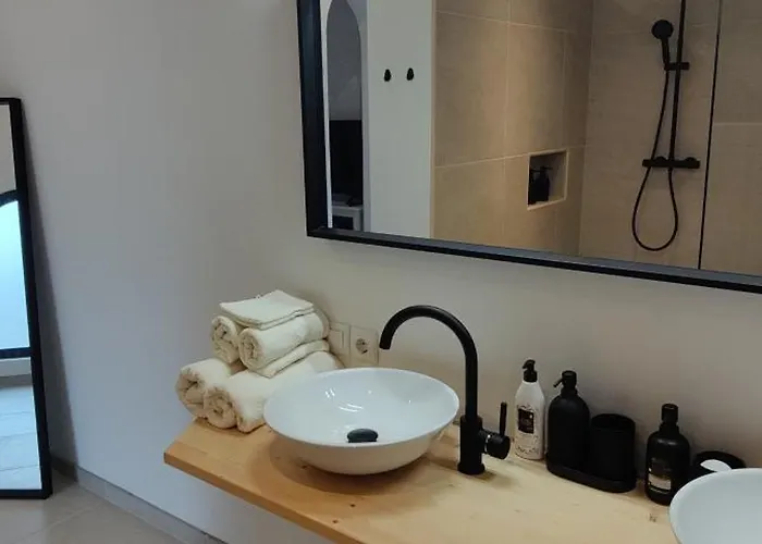 Luxury Vineyard Retreat With Private Jacuzzi וילה *