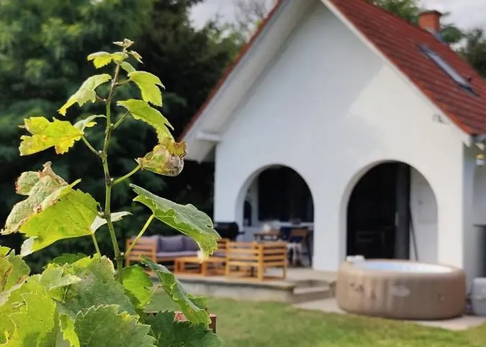 Luxury Vineyard Retreat With Private Jacuzzi Вилла *